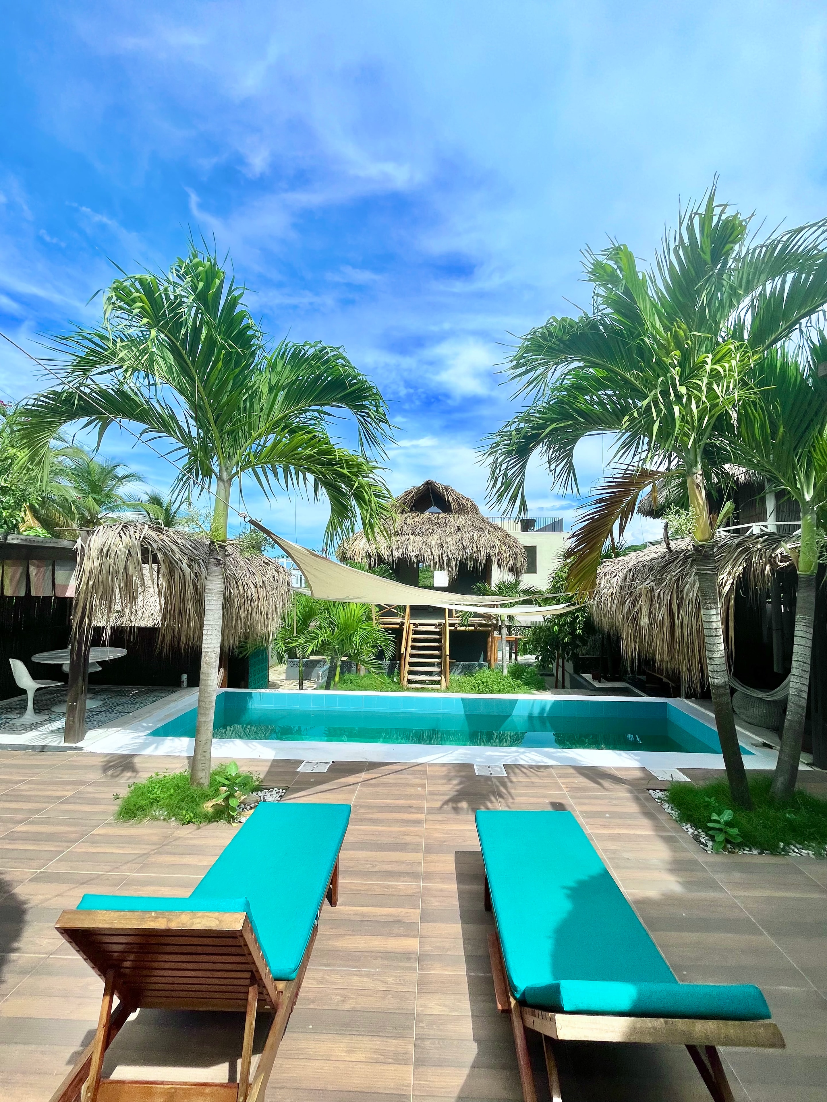 Resort Salinas del Rey — piscina y palmeras